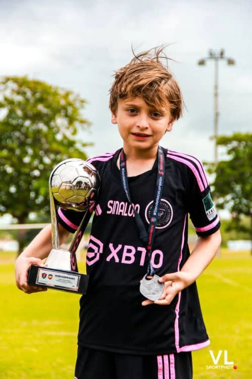A través de los años, Agustín a acumulado varios trofeos que han demostrado la habilidad y potencia que tiene en el campo.