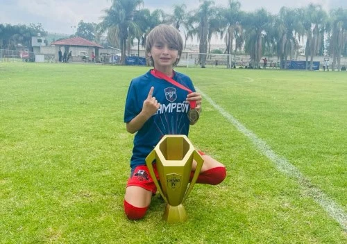 Desde pequeño mostró el amor y la garra que tiene en el fútbol, volviéndose una verdadera joven promesa.