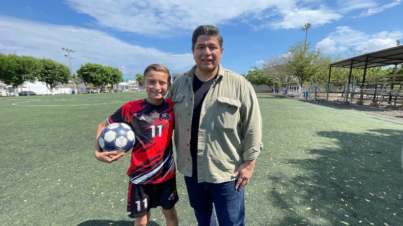 El papá de Agustín ha sido quien constantemente ha estado al pendiente de sus entrenamientos, aunque su esposa Karina también ha sido un pilar fortalecido para el pequeño de once años.
