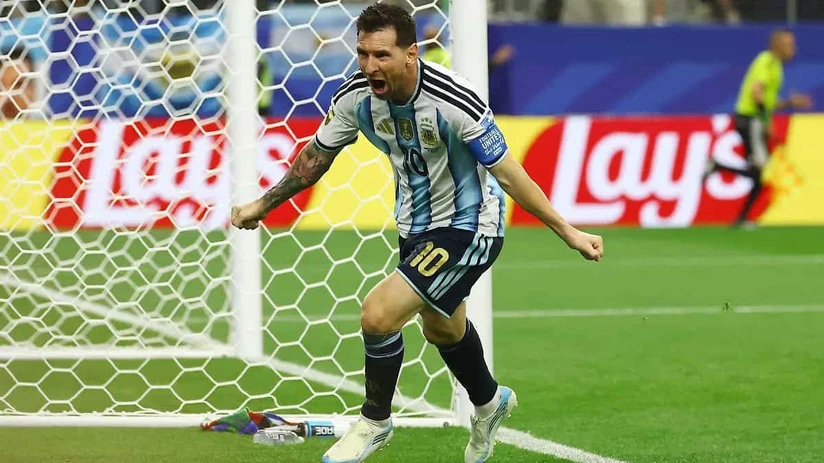Muchos coleccionistas llegan a pagar grandes sumas por un jersey firmado por Messi.