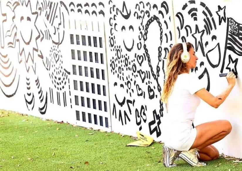 La artista suele pintar murales para promover mensajes positivos. Foto: Cortesía