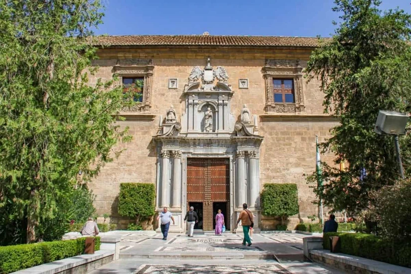 La Universidad de Granada, es considerada uno de los mejores planteles educativos de España y de Europa, especialmente en áreas de Ciencias de la Salud, Odontología, Farmacia y Traducción. En esta institución estudiará Juan Uriel Velázquez.