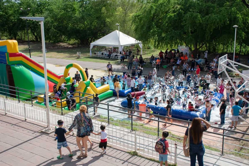 Las albercas gigantes y la fiesta de espuma llenaron de alegría el Parque Las Riberas durante una refrescante tarde de verano. Foto: Ayuntamiento de Culiacán