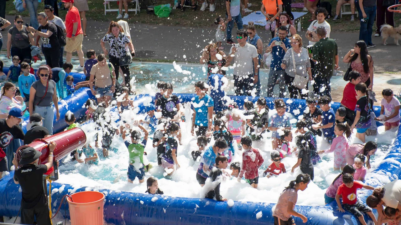 Risas, juegos y mucha espuma transformaron el Parque Las Riberas en un espacio de encuentro para que las familias disfrutaran juntas del verano. Foto: Ayuntamiento de Culiacán