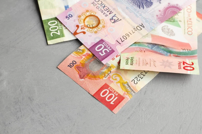 Cuál es el límite para depositar en México, de acuerdo con el SAT. Foto: Magnific
