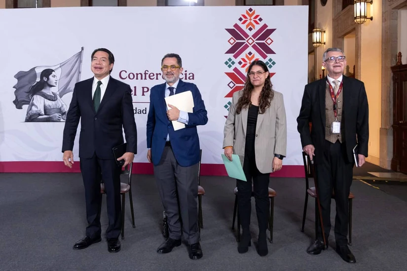 El primero de izquierda a derecha Mario Martín Delgado Carrillo, secretario de Educación Pública, junto con otros funcionarios de gobierno.