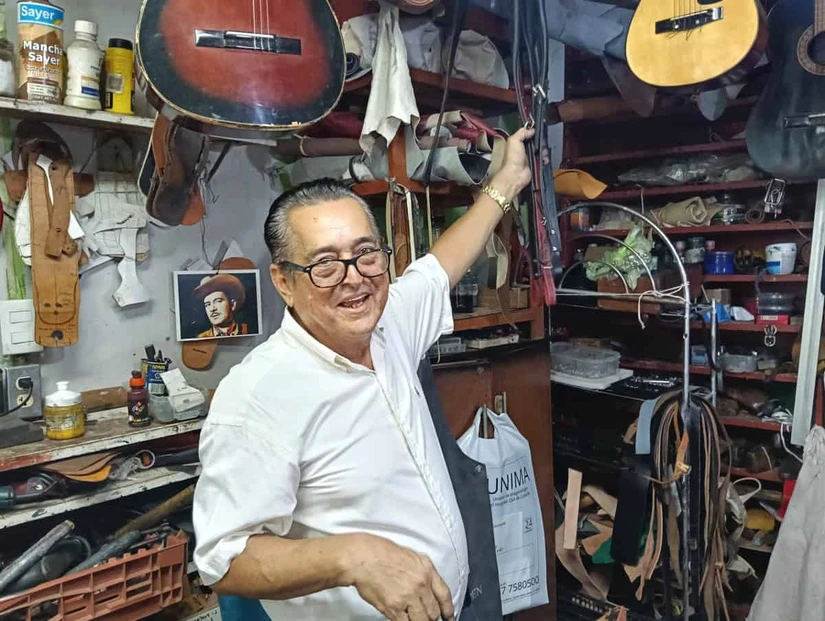 Don Renato es uno de los talabarteros más experimentados en Culiacán y con su trabajo hace muestra de su talento.
