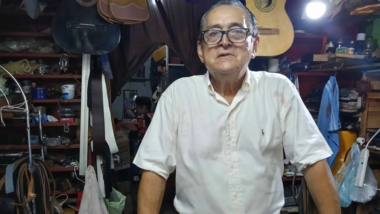 Renato Quiñónez aprendió a trabajar el cuero observando a su padre, considerado uno de los pioneros de la talabartería en Culiacán.