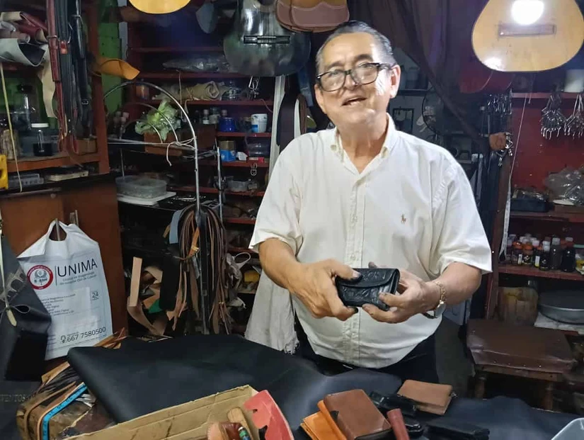 Renato Quiñónez Meza trabaja con maestría el arte de la talabartería, como la herencia de su padre Juan Quiñónez.