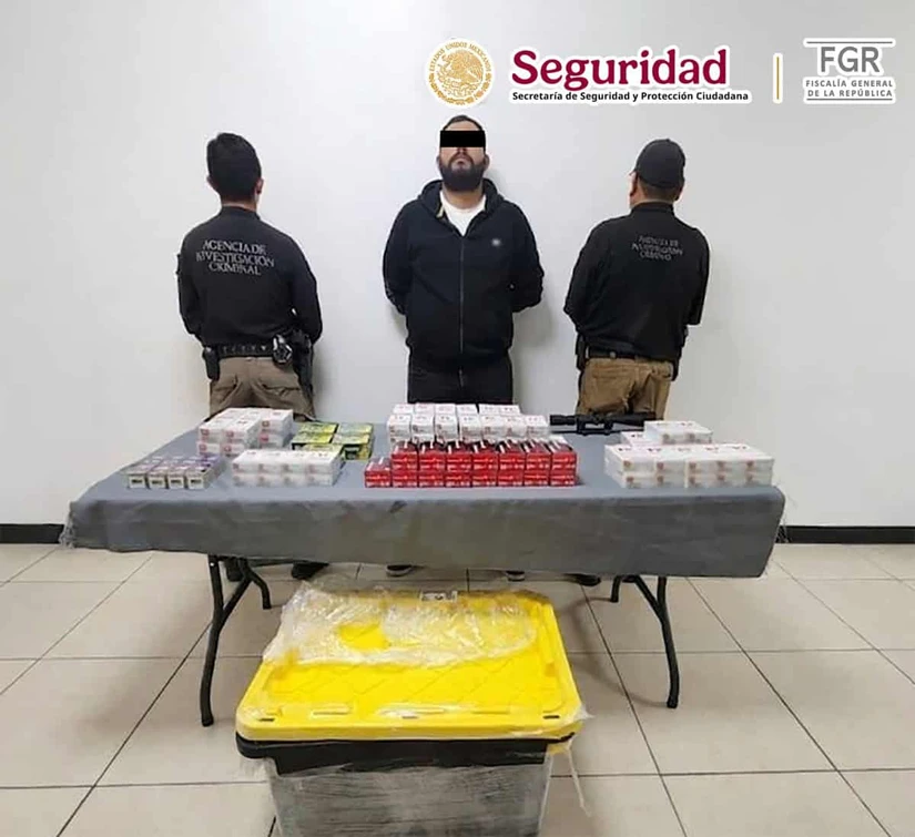 Un operativo de inspección en la carretera Ahumada–Ciudad Juárez permitió descubrir un cargamento con 7 mil 425 cartuchos útiles escondidos en un tráiler. El conductor fue detenido y quedó a disposición federal.