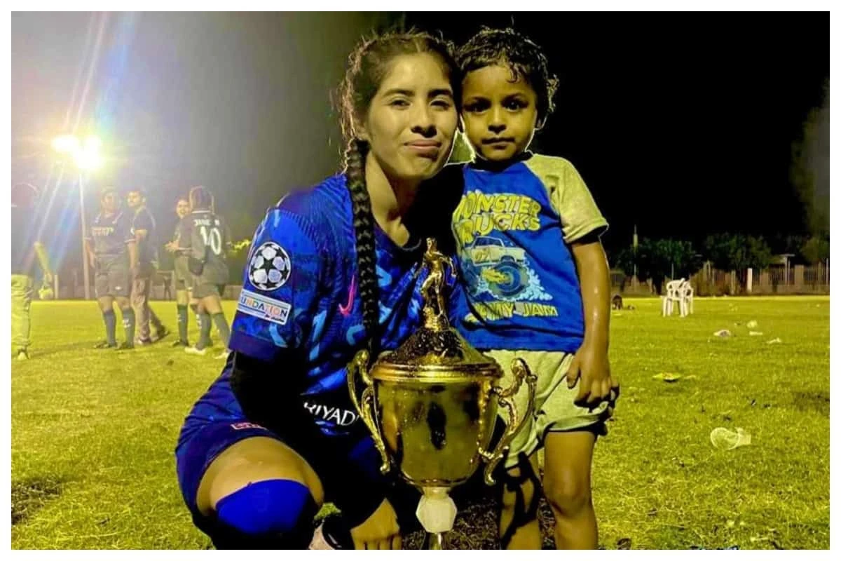 Silvia Ramírez Hernández es una joven madre de 24 años que además de practicar fútbol, combina sus actividades con el estudio y su emprendimiento de antojitos preparados en una comunidad del municipio de Eldorado