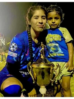 De la cancha a su propio negocio: Silvia Hern&aacute;ndez es mam&aacute;, futbolista y emprendedora a sus 24 a&ntilde;os en Eldorado