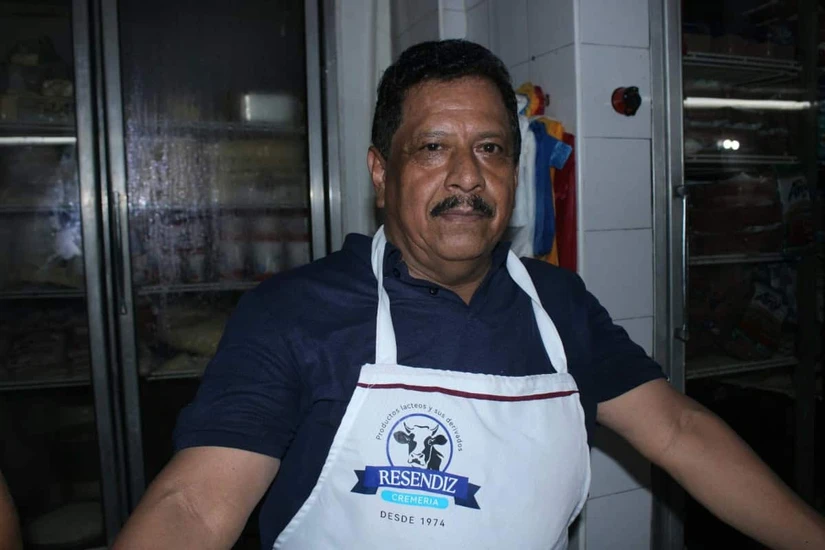 Martín atribuye la permanencia y prosperidad de la cremería a la atención cercana, los buenos precios y la fidelidad de sus clientes durante más de cinco décadas.