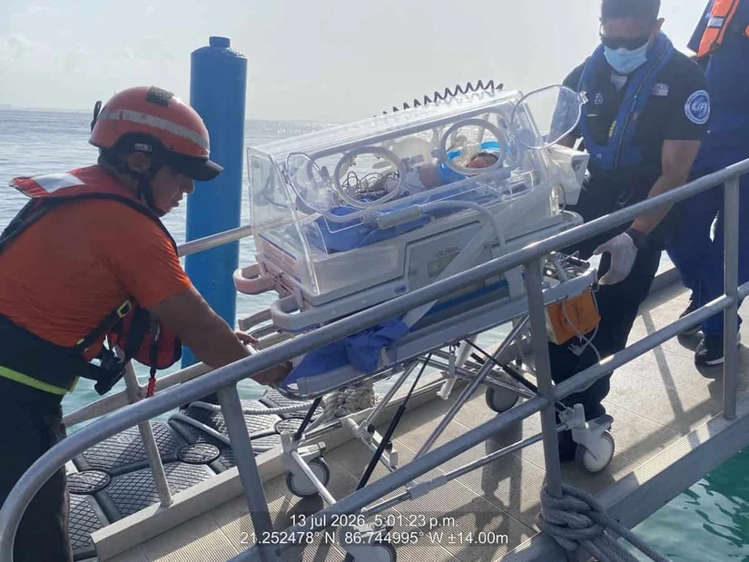 Cuando cada minuto era crucial, personal de la Secretaría de Marina respondió al llamado de emergencia y trasladó por mar a un recién nacido que requería atención especializada en Quintana Roo.