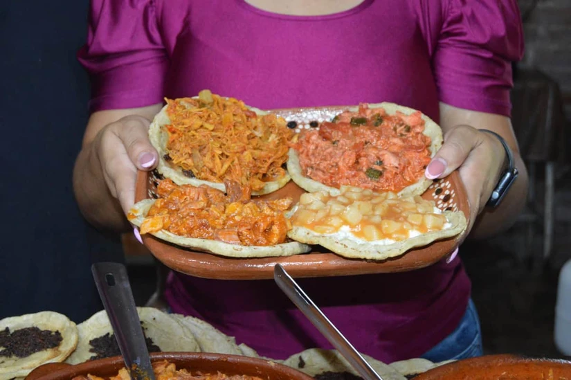 Gorditas don Fer, ofrece una variedad de guisos aunque su lema es 