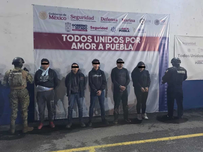 Durante recorridos de vigilancia en Tecamachalco, elementos de la Marina y autoridades estatales aseguraron dos pipas con gas LP y detuvieron a cinco personas para continuar con las investigaciones.