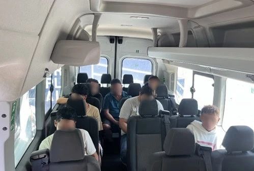 Durante un recorrido de vigilancia en Salina Cruz, personal de la Marina rescató a siete personas extranjeras y aseguró un vehículo, en una acción coordinada con la Policía Municipal.