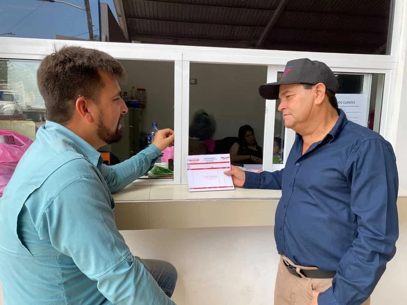 Rubén Bayardo atiende personalmente a sus clientes, a quienes dice, les debe parte de su crecimiento como empresario