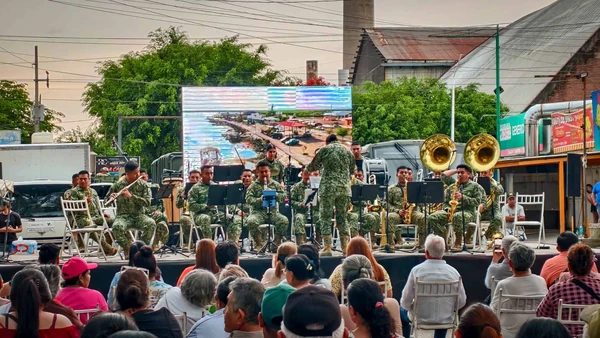 Eldorado vibr&oacute;, bail&oacute; y cant&oacute; con los sones de la Banda musical Militar