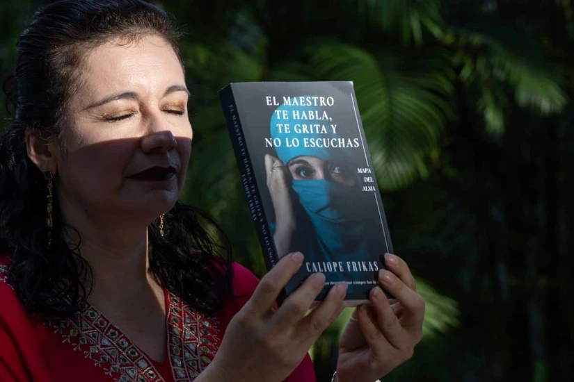 La autora Caliope Frikas realiza la lectura de fragmentos de su obra e invita a los asistentes a reflexionar sobre la importancia de escuchar la voz interior