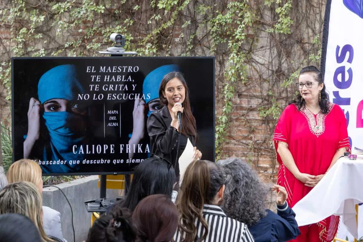 La Dra. Caliope Frikas comparte con el público las experiencias que dieron origen a su libro El Maestro te Habla, te Grita y No lo Escuchas