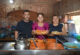Don Fer convirti&oacute; un basurero en uno de los restaurantes m&aacute;s queridos de La Cruz de Elota