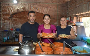 Don Fer convirtió un basurero en uno de los restaurantes más queridos de La Cruz de Elota