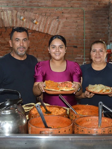 Don Fer convirtió un basurero en uno de los restaurantes más queridos de La Cruz de Elota