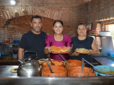 Don Fer convirtió un basurero en uno de los restaurantes más queridos de La Cruz de Elota