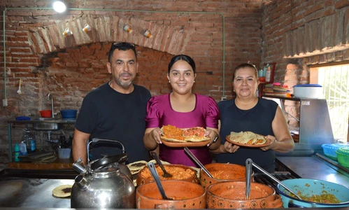 Don Fer convirtió un basurero en uno de los restaurantes más queridos de La Cruz de Elota