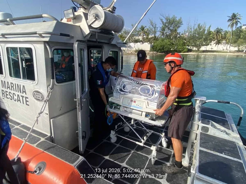 La Marina responde a tiempo y apoya el traslado de emergencia de un recién nacido en Isla Mujeres