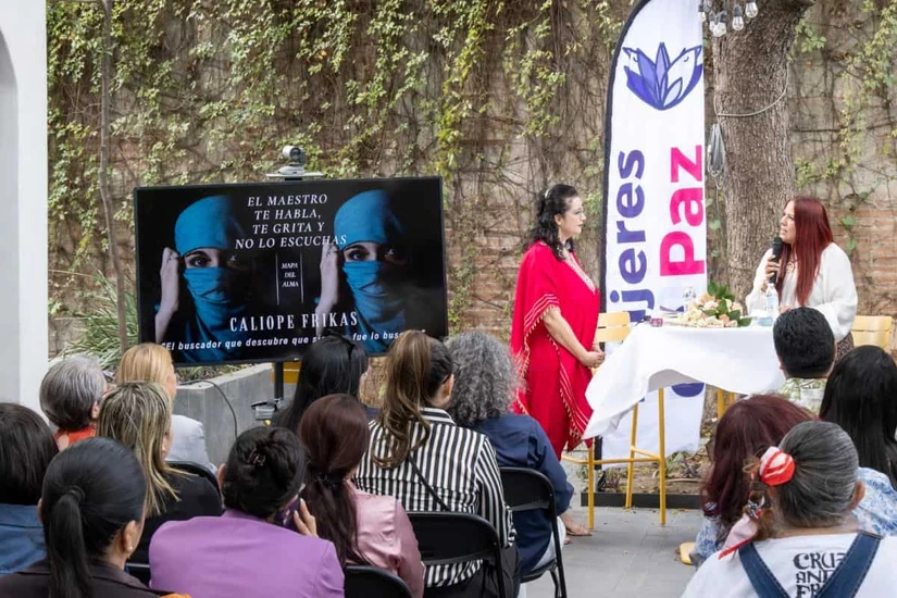 La Mtra. Rosa Elvira Jacobo Lara dialoga con la autora sobre el camino espiritual, la fe y el liderazgo consciente durante la presentación holista
