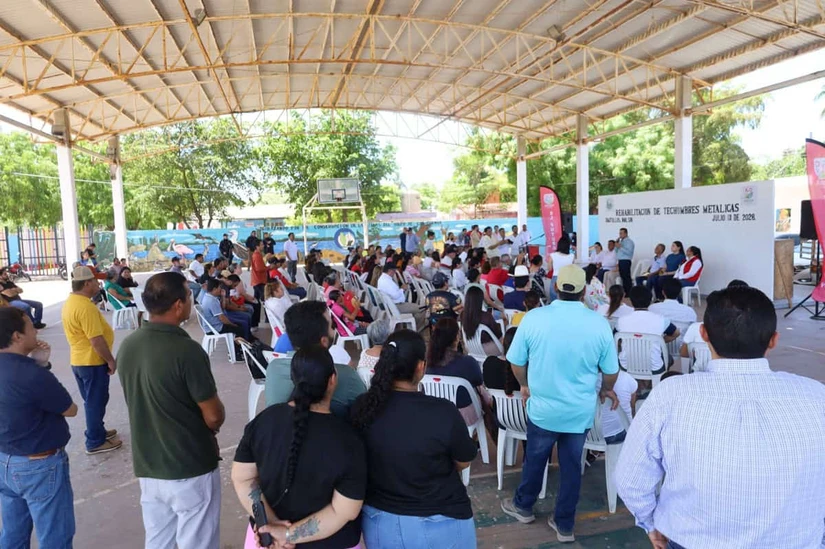 Los vecinos de los campos pesqueros acudieron para ser testigos de la inauguración del inicio de trabajos de rehabilitación de las techumbres.