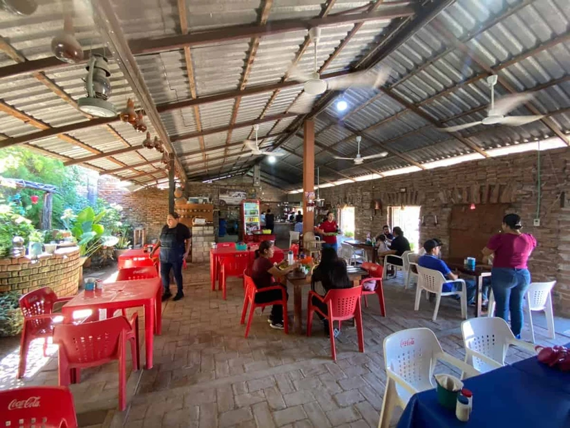 De vender solo tacos a ofrecer una amplia variedad de platillos, el negocio de Fernando ha evolucionado hasta generar seis empleos directos.