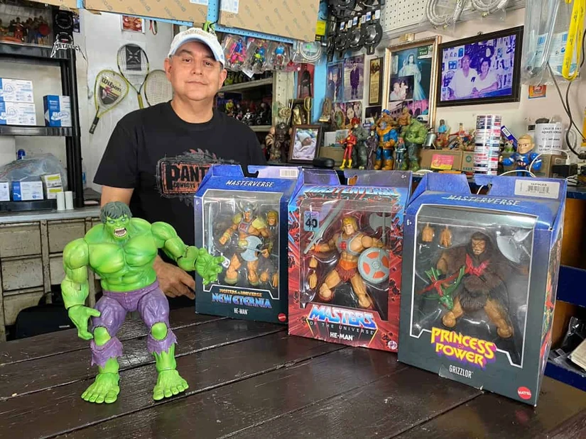 Héctor Aguiar, comerciante de La Cruz, Elota, ha dedicado más de 20 años a reunir una colección de entre 500 y 600 juguetes clásicos de los años ochenta, valuada en más de 300 mil pesos.