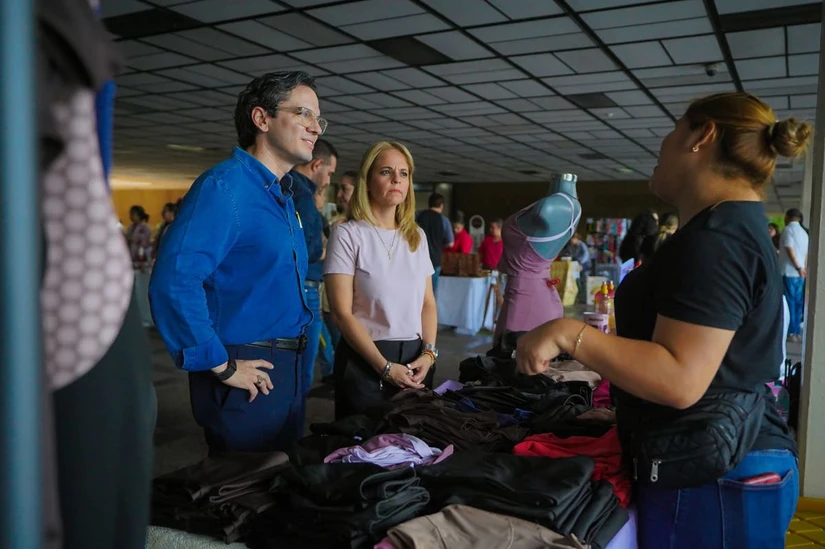 La Secretaría de Economía realizó el Bazar Escala MX en Culiacán, donde el secretario Diego Aguerrebere recorrió los módulos y dialogó con emprendedoras y emprendedores participantes.