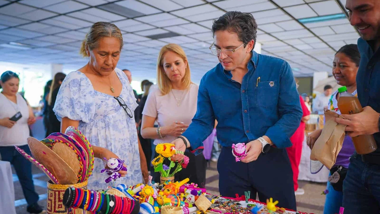 El secretario de Economía, Diego Aguerrebere, recorrió el Bazar Escala MX y dialogó con emprendedoras y emprendedores sobre sus proyectos.
