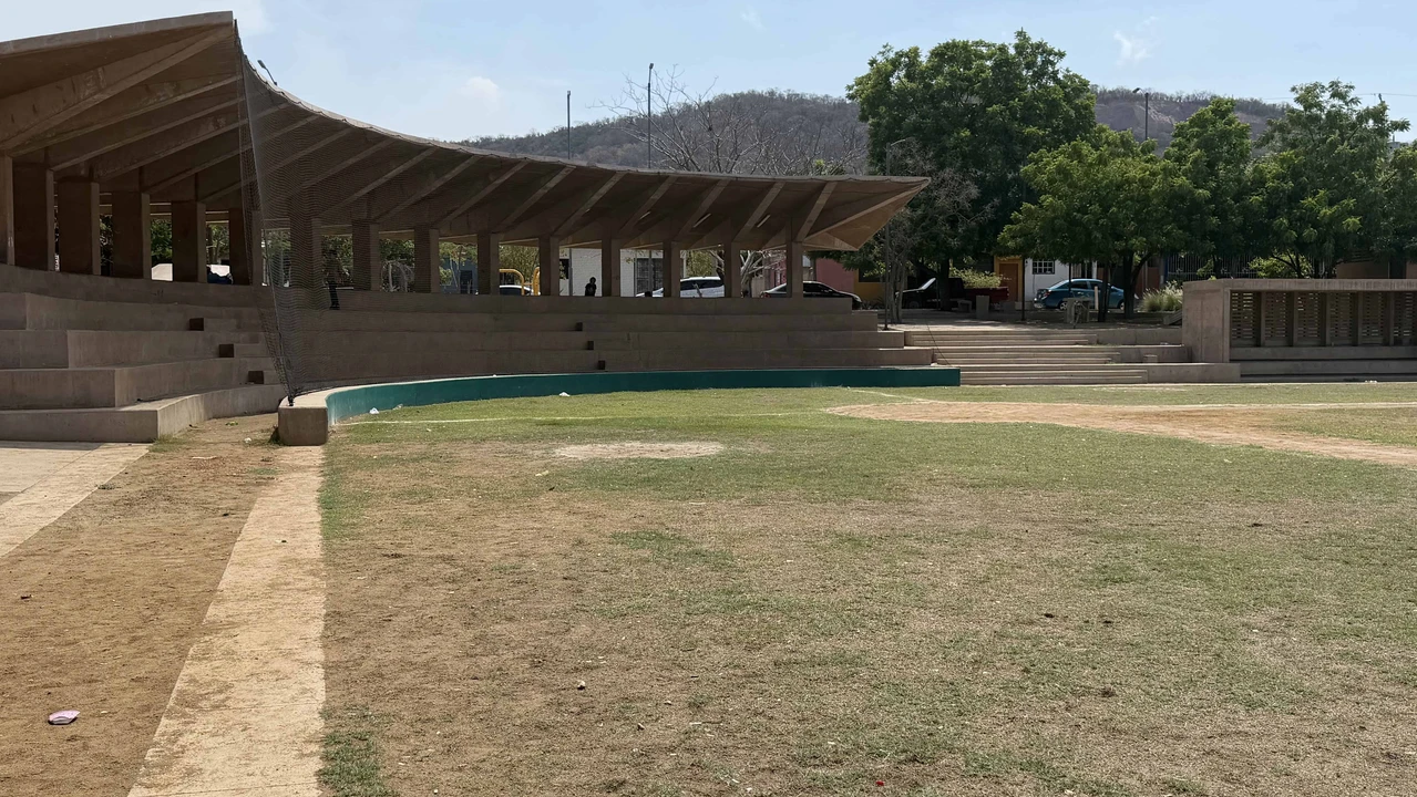 El deporte y la convivencia van de la mano para las familias beisboleras del sector Urías, que aprovechan el espacio que ofrece el campo Marco Antonio Villela rehabilitado hace algunos meses en Mazatlán