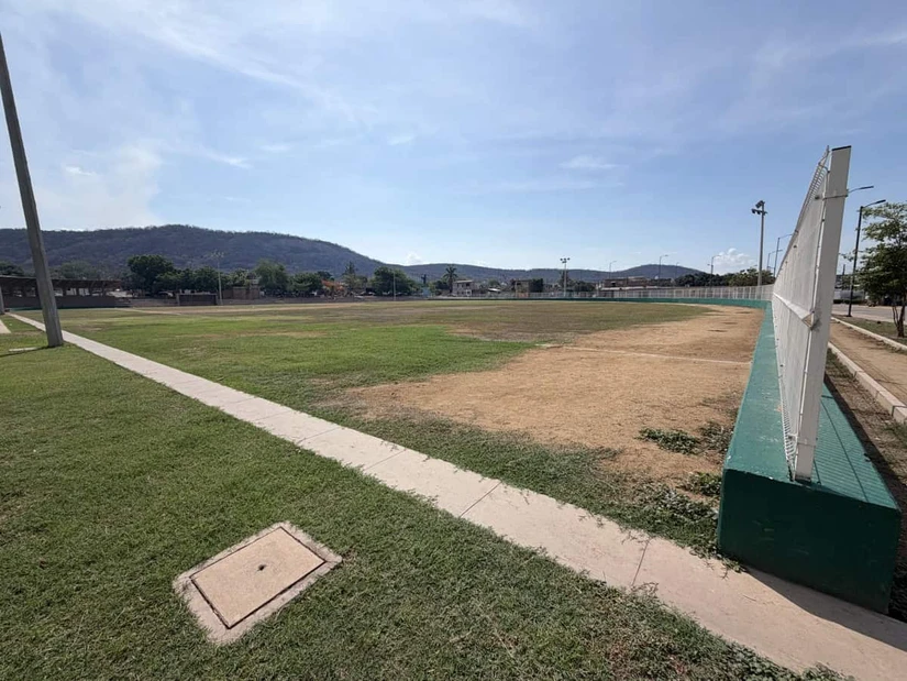 El campo ubicado a un costado del Centro Comunitario del Bienestar es un punto de reunión para la comunidad de Urías