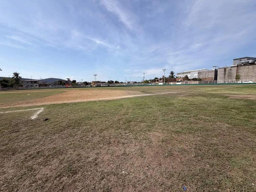 El campo de beisbol Marco Antonio Villela en la Tercera Ampliación de Urías es uno de los espacios deportivos rehabilitados con recursos del PMU en Mazatlán