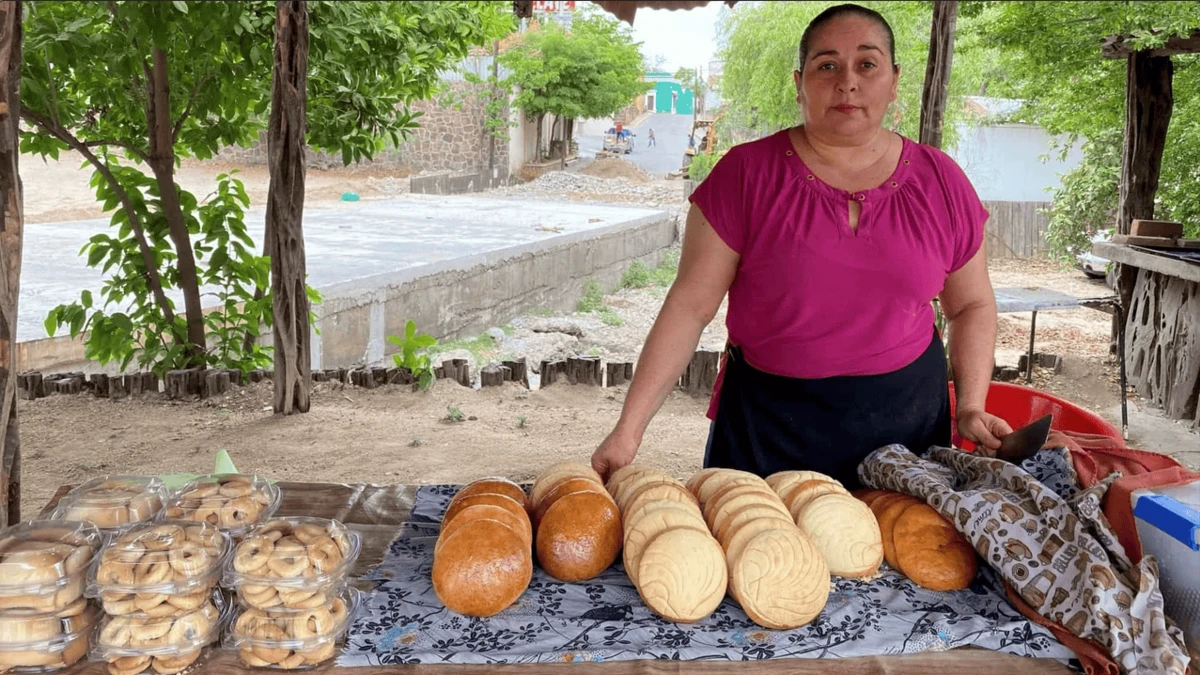 María Verónica mantiene viva una tradición de cinco generaciones elaborando pan artesanal en Cosalá.