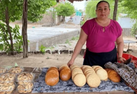 Video. Mar&iacute;a Ver&oacute;nica preserva la tradici&oacute;n del pan en Cosal&aacute;
