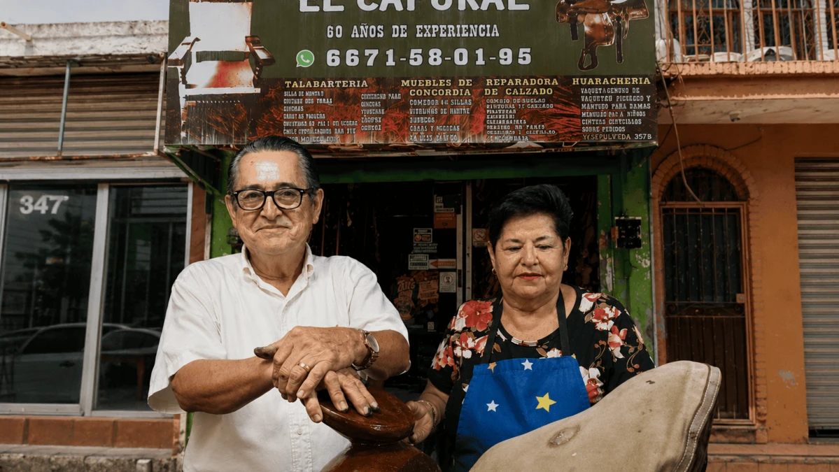 Renato Quiñónez mantiene viva la tradición de Talabartería El Caporal, un negocio familiar con más de 60 años de historia en Culiacán.
