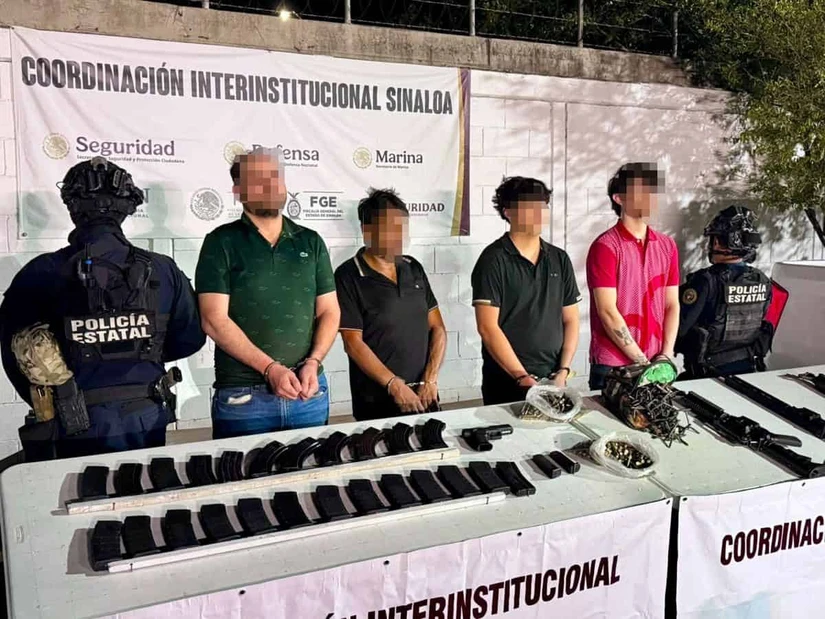 Elementos del GOES, Ejército, Marina, Guardia Nacional y corporaciones federales detuvieron a cuatro personas armadas en Culiacán y aseguraron un arsenal compuesto por fusiles, cartuchos, equipo táctico y vehículos.