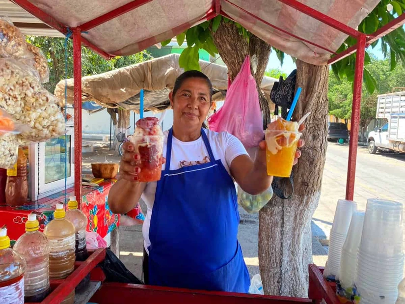 Doña Elvia a diario atiende a sus clientes con una gran sonrisa y una amena charla si así lo desean
