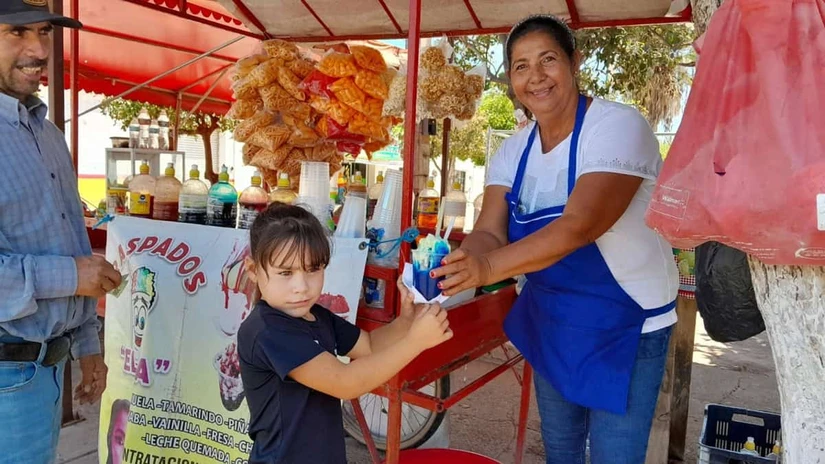 Doña Elvia es carismática lo que la ha llevado a tener clientes de todas las edades 