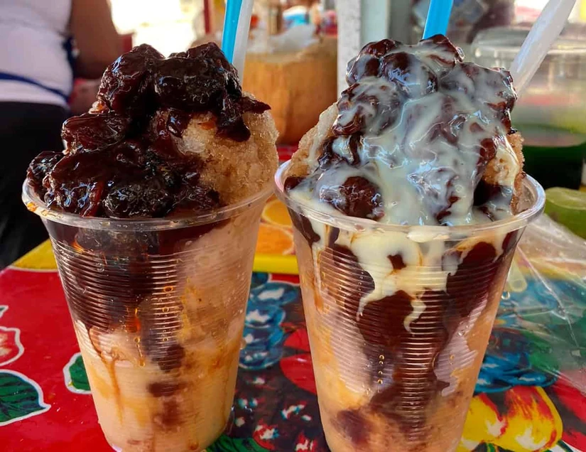Doña Elvia conserva el sabor tradicional de sus raspados con jarabes artesanales que prepara cada noche con paciencia y dedicación.