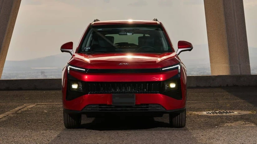 A diferencia de varios rivales que conservan tambores traseros, el JAC 4 2027 monta frenos de disco en las cuatro ruedas y alcanza una velocidad máxima de 170 km/h con un tanque de 50 litros.