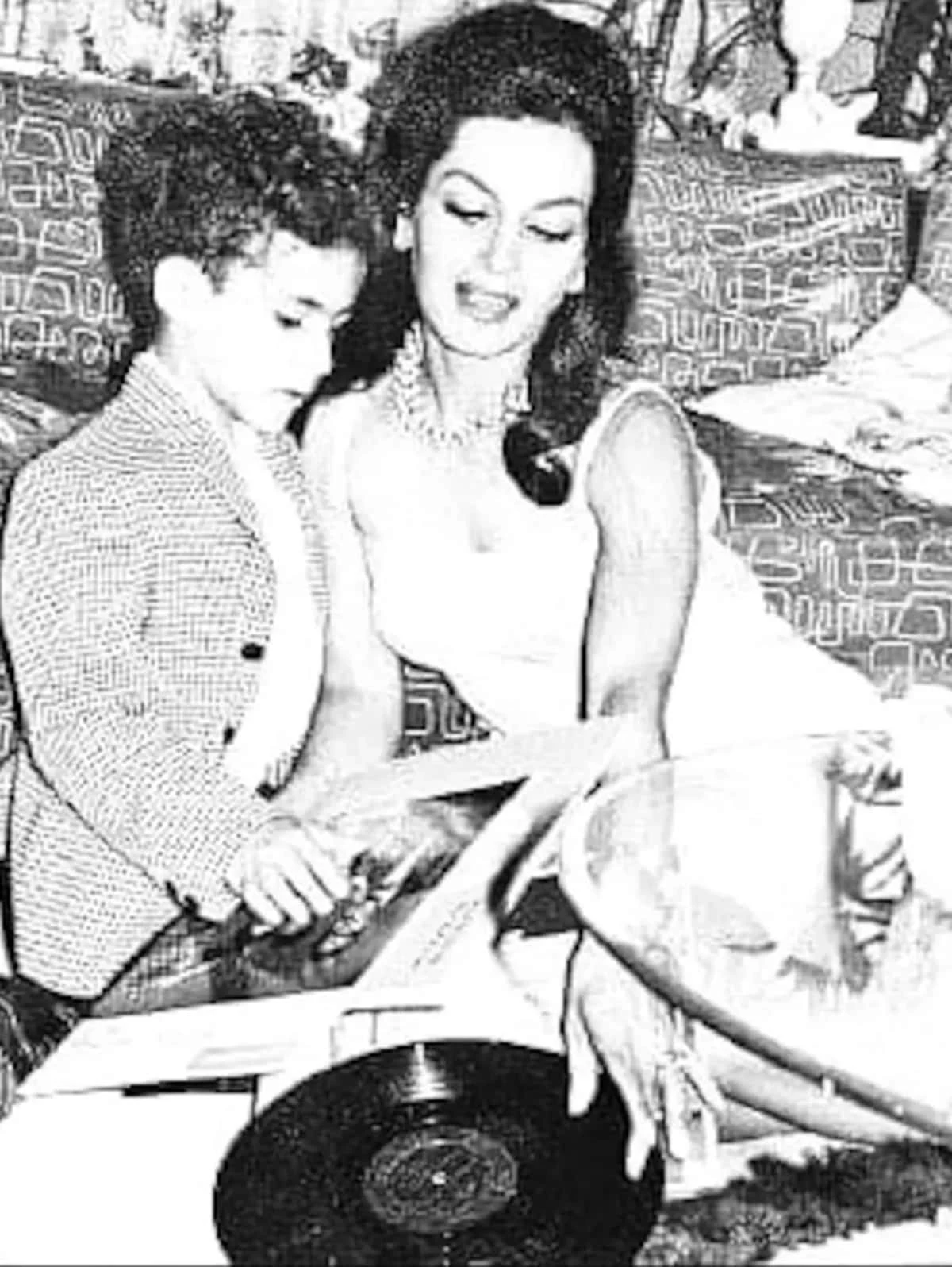 Elsa al lado de su hijo.