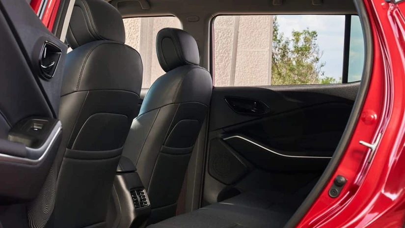 El asiento del conductor estrena ajuste eléctrico de seis posiciones con ventilación, mientras que la segunda fila del JAC 4 2027 se mantiene entre las más amplias del segmento gracias a sus 1,800 mm de ancho de carrocería.